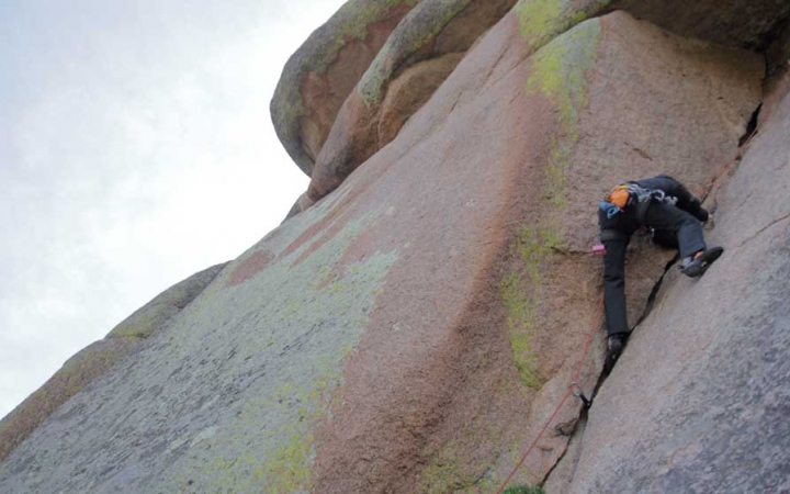 learn rock climbing on outdoor educator course in colorado rockies